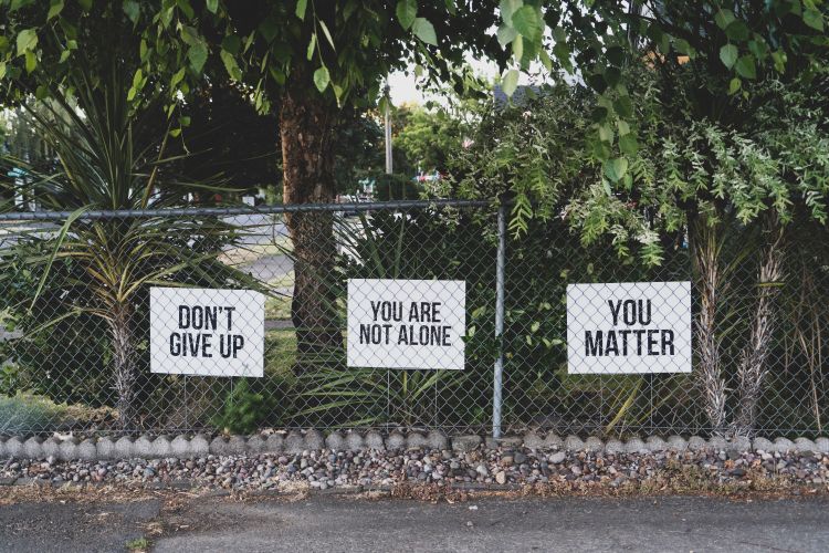 Responsible Gen AI Use: AI vs Mental Health Professionals
