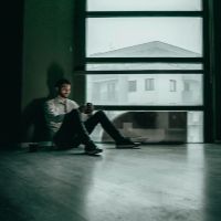 The Psychology of Doom Scrolling – Why We Can’t Stop and How It Affects Our Brain 